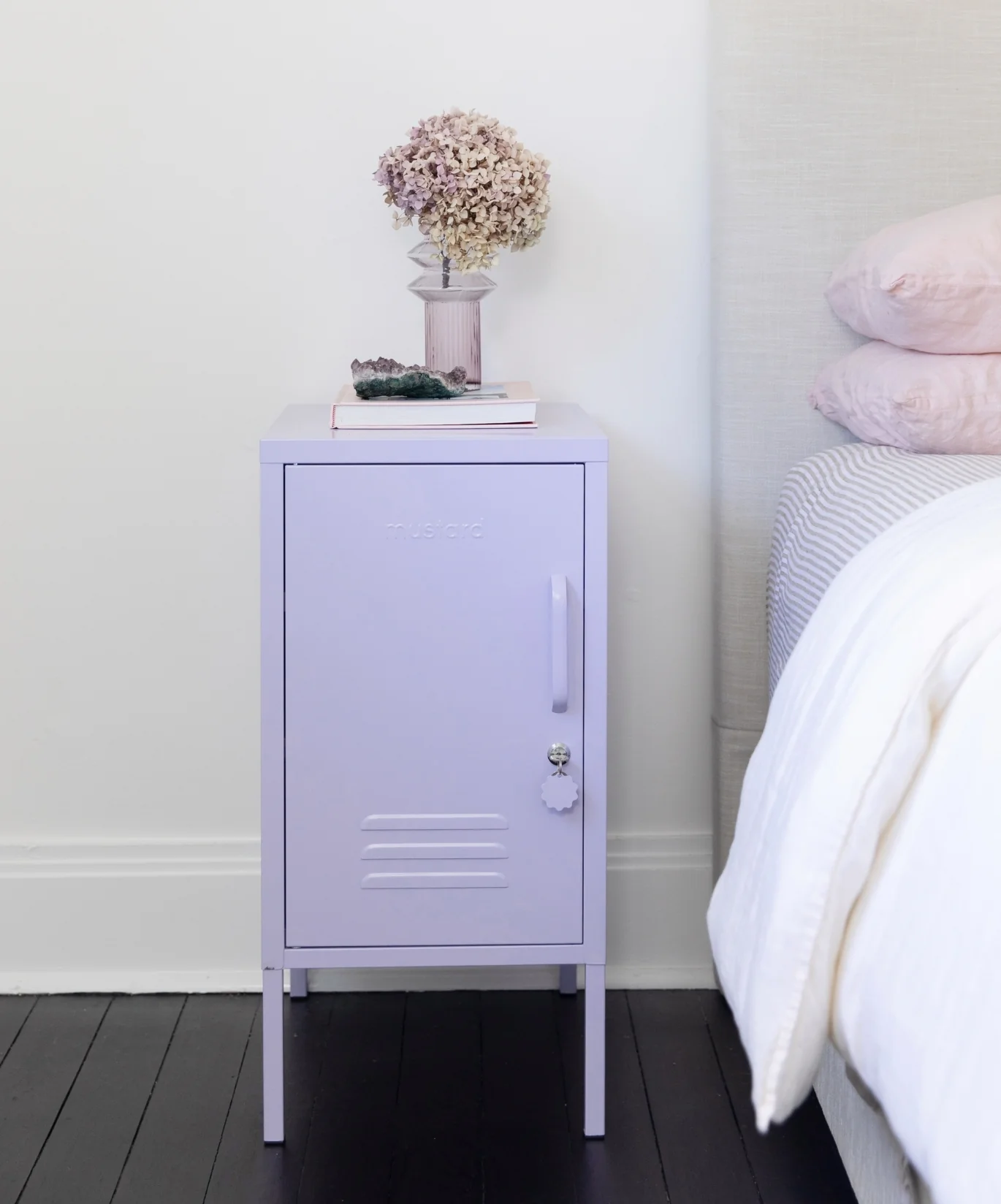 The Shorty in Lilac to the Left - Image 5